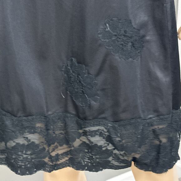 Vintage Charmode Half Slip Medium Black Nylon Wide Lace Appliques Pillow Tab USA - Picture 2 of 7